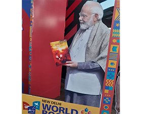anand-math-as-a-selfie-point-with-the-pm-at-book-fair