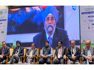 pfc-mahapreit-sign-mou-to-fund-maha-solar-projects-