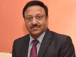 former-cec-rajiv-kumar-to-take-over-as-hdfc-bank-chairman